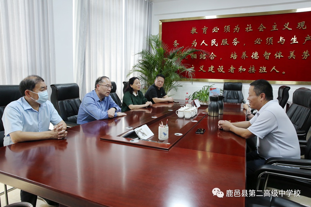 不忘初心润桃李 再鼓干劲育英才——县领导教师节前慰问二高教师