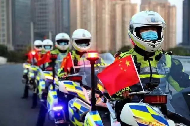 国庆节期间郑州全体交警辅警停止休息加强路面巡逻管控 确保市民欢度节日