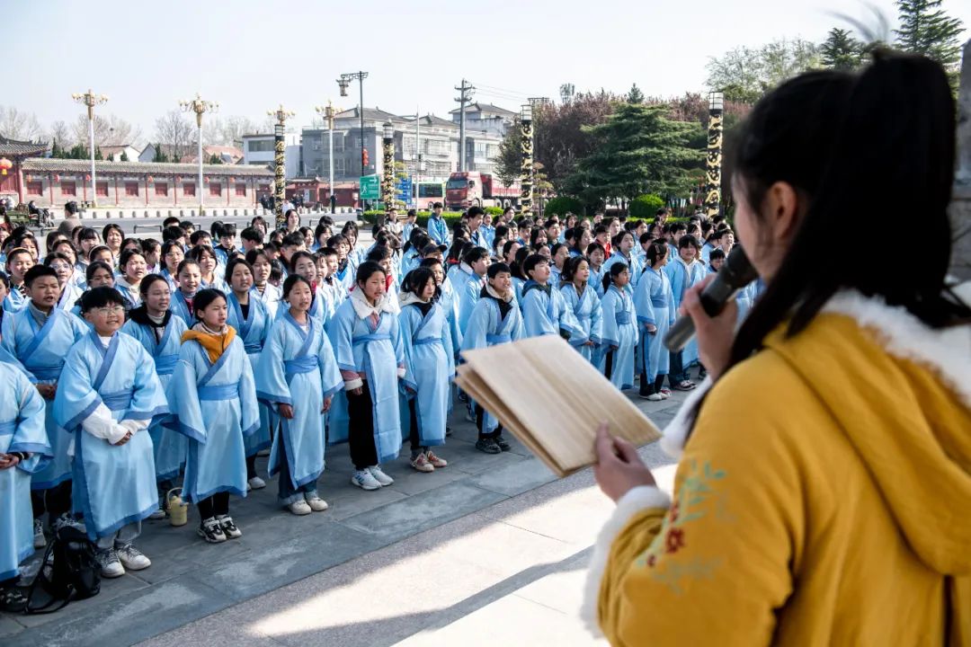 鹿邑二百余名师生在在老子故里旅游区感受深厚的文化底蕴