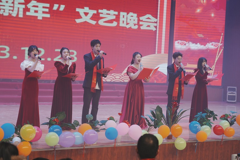 河南淮滨县新时代学校师生载歌载舞庆元旦迎新年（组图）