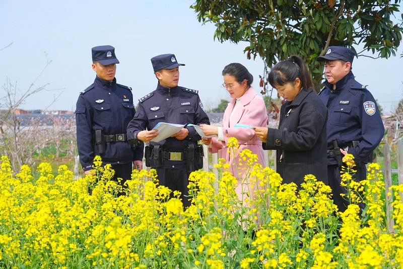 河南淮滨：民辅警走访在这花香四溢的村庄里（组图）