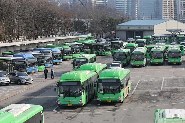 韩国首尔97.6%公交车停运 因薪资问题多次谈判未果