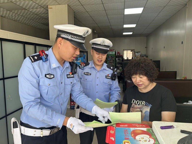 哈尔滨：“百警进千家”尚志公安规范停车在行动