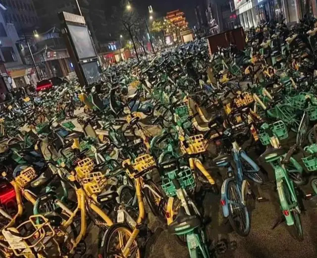 一觉醒来开封全是单车 清明上河园喊话：对夜骑大学生免费