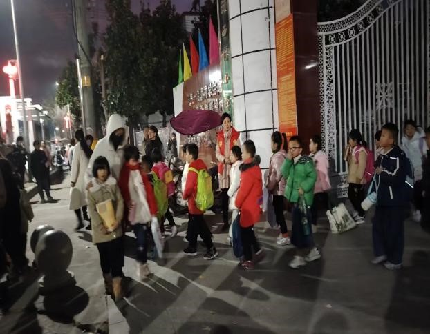 河南省南阳市内乡县：家校携手 为爱站岗